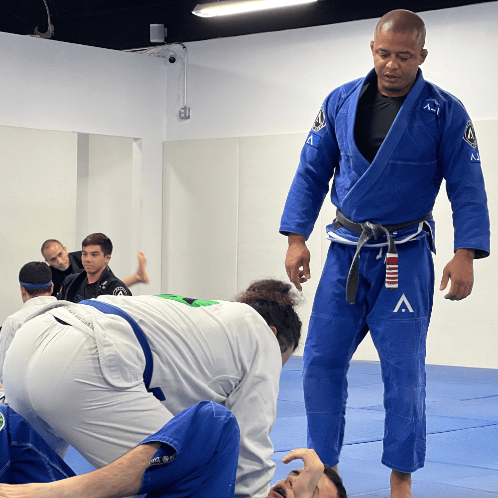 Aula de Jiu-Jitsu em Família — pais e filhos treinando juntos em Pinhais